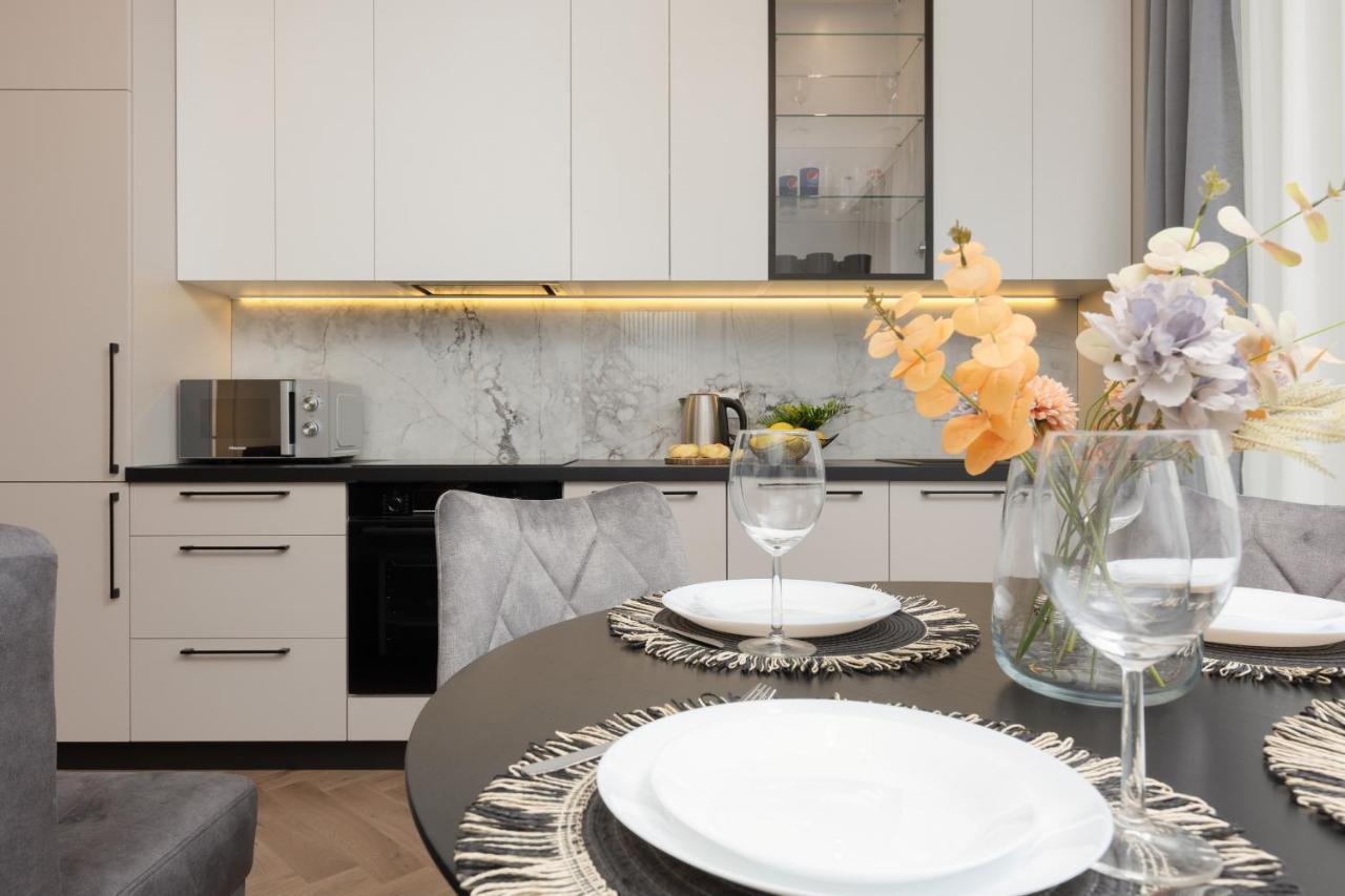 Stunning Family Apartment Ursynow With Parking & Balcony By Noclegi Renters Warsawa Bagian luar foto